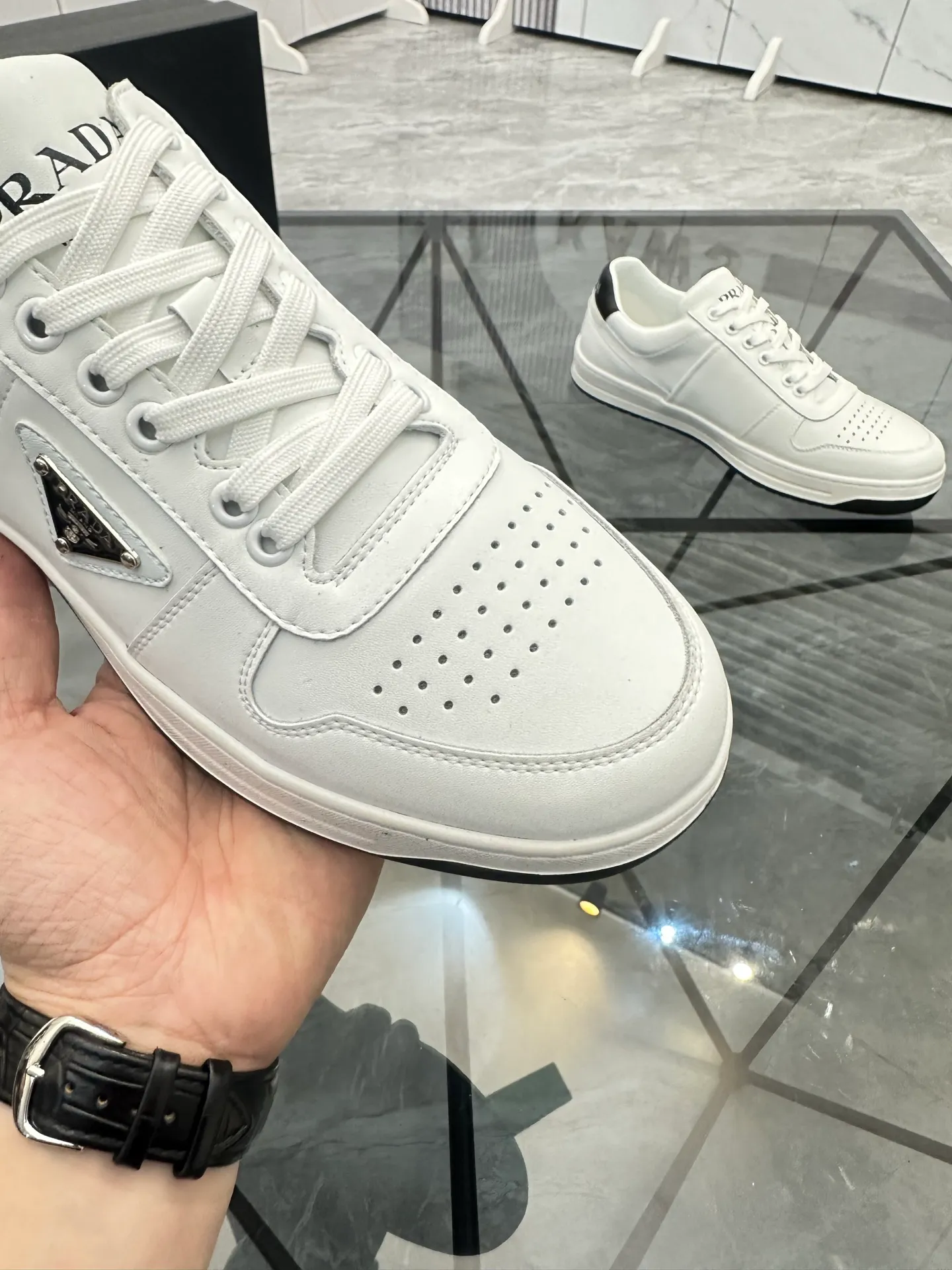 Men's shoes: 💰P400¥ Product trademark: Prada *"Prada*" low-top casual shoes Regular size: 38-44 (can be customized to 45) Product materials: imported cowhide upper, sheepskin lining, original outsole. Number: 020